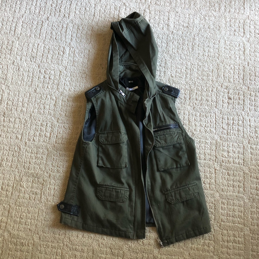 BDG army green vest size medium
